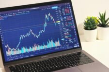 مقارنة بين منصات التداول في البورصة الإسبانية