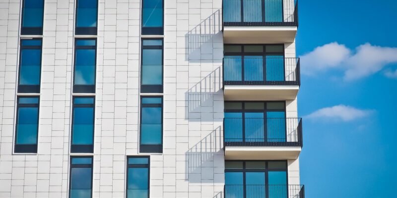 🏠 كيف تجد سكنًا مناسبًا كمهاجر في المدن الكبرى في إسبانيا؟